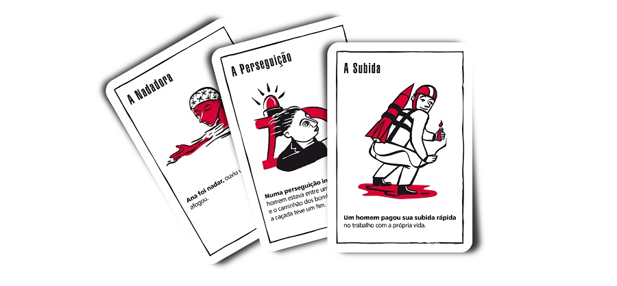 Três cartas brancas, sobrepostas lateralmente. Duas cartas possuem título e desenho vísiveis, mas com o texto explicativo parcialmente encoberto. A mais anterior tem o título A Nadadora, e mostra uma mulher com touca de natação, e a do meio se chama A Perseguição, e mostra uma pessoa com a cabeça pra fora da janela de um carro com uma sirene em cima. A carta superior, totalmente visível, tem o título A Subida, o desenho de uma pessoa com um capacete e um foguete amarrado nas costas e tem o texto explicativo Um homem pagou sua subida rápida no trabalho com a própria vida